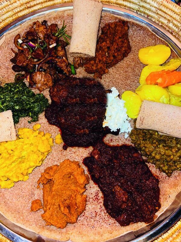 Traditionell injera med olika grytor från ELF KBR