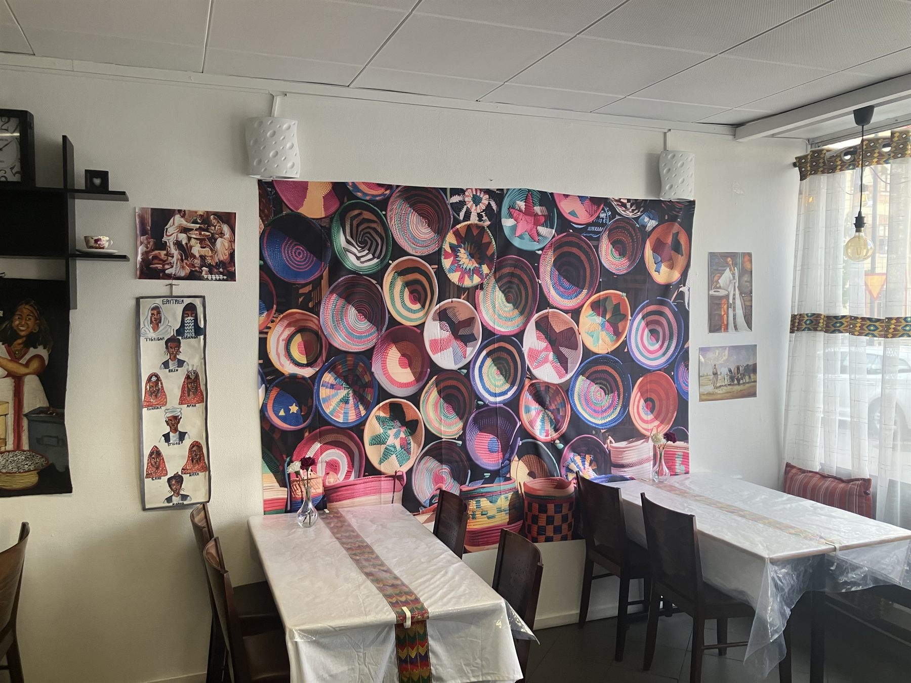 Matsal med färgstark eritreansk väggkonst